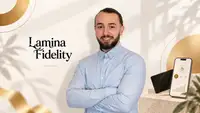 Adrien Barraut, fondateur de Lamina Fidelity, présenté devant l’univers visuel de la solution de fidélisation digitale avec smartphone, carte premium et identité graphique dorée.