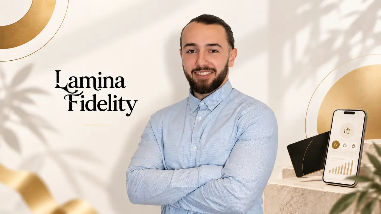 Adrien Barraut, fondateur de Lamina Fidelity, présenté devant l’univers visuel de la solution de fidélisation digitale avec smartphone, carte premium et identité graphique dorée.