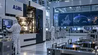 Machine de lithographie ASML dans une usine de semi-conducteurs avec des ingénieurs en salle blanche, des wafers de silicium et une carte illustrant les flux de machines vers l’Asie et les États-Unis, alors que les ventes nettes de systèmes ASML en Europe sont tombées à 0 % au deuxième trimestre 2026.
