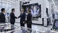 Machine de lithographie EUV de nouvelle génération dans une usine de semi-conducteurs, illustrant le rôle stratégique d’ASML dans la fabrication des puces IA avancées pour TSMC, Samsung, Intel et SK Hynix.