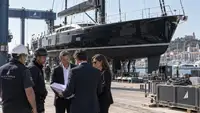 Voilier haut de gamme en carbone de Black Pepper Yachts dans un chantier naval