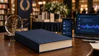 Livre à couverture bleu nuit posé près d’un trophée littéraire, d’un smartphone et d’un ordinateur, illustrant la polémique sur l’IA autour du roman primé de Thélyson Orélien.