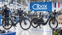 Usine de production de vélos électriques Cibox avec plusieurs modèles YEEP.ME assemblés sur une chaîne industrielle en France
