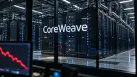 Illustration d’un centre de données dédié à l’intelligence artificielle, avec le logo CoreWeave sur une paroi vitrée, des rangées de serveurs noirs éclairées de voyants bleus et un écran affichant une courbe rouge descendante au premier plan. Le visuel évoque les tensions liées à la dette de CoreWeave et au coût du financement des infrastructures de calcul pour l’IA.
