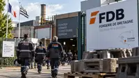 Salariés de la Fonderie de Bretagne entrant sur le site industriel de Caudan, dans le Morbihan, illustrant la recherche d’un repreneur après le dépôt de trois offres industrielles en septembre 2026.