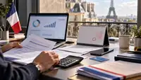 Contribuable français consultant ses documents fiscaux et son calendrier de paiement des impôts en septembre 2026, avec ordinateur, calculatrice et échéances de prélèvement.