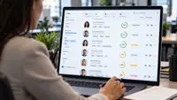 Illustration réaliste d’un logiciel ATS (Applicant Tracking System) utilisé pour le recrutement en entreprise. Une responsable des ressources humaines consulte sur son ordinateur un tableau de bord affichant plusieurs candidatures, avec les profils des candidats, leurs compétences professionnelles, leurs années d’expérience et des scores de correspondance allant de 58 % à 92 %. L’interface présente différentes étapes de présélection, des filtres de compétences et des statuts de candidature, dont certains profils non retenus. Cette image illustre le tri automatisé des CV, les logiciels de recrutement et le risque d'écarter des candidats qualifiés lorsque les critères de sélection sont trop restrictifs.