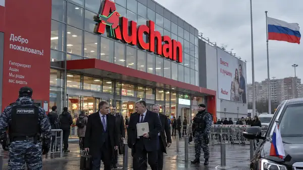 Hypermarché Auchan en Russie avec des responsables et des forces de sécurité russes, illustration de la prise de contrôle temporaire des actifs du distributeur français
