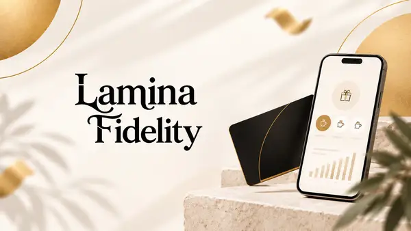 Lamina Fidelity, solution de fidélisation digitale pour commerces indépendants, illustrée par son application mobile, une carte premium noire et son identité visuelle beige et dorée.