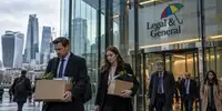 Salariés quittant les bureaux de Legal & General à Londres avec des cartons, illustration de la possible suppression d’environ 1 000 emplois
