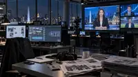 Salle de rédaction presque vide à Buenos Aires où plusieurs présentateurs virtuels générés par intelligence artificielle apparaissent sur des écrans, tandis que des articles, un appareil photo et le bureau abandonné d’un journaliste illustrent le débat sur El Primer Feca et les droits voisins de la presse.