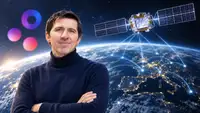 Portrait de Charles Delfieux, fondateur d’Univity, devant la Terre et un satellite de télécommunications illustrant le projet de réseau 5G spatial développé par l’entreprise française.