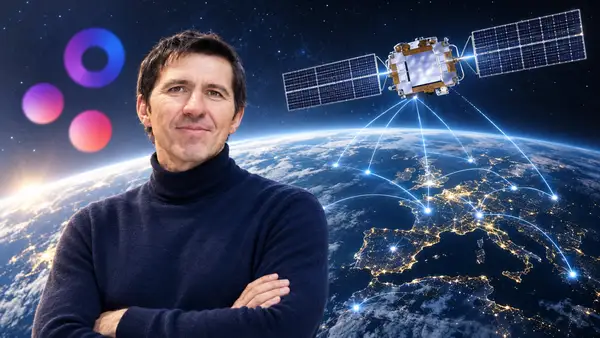 Portrait de Charles Delfieux, fondateur d’Univity, devant la Terre et un satellite de télécommunications illustrant le projet de réseau 5G spatial développé par l’entreprise française.