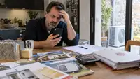 Téléphone et devis de rénovation énergétique illustrant la sanction de NEOVIA ENVIRONNEMENT pour démarchage interdit