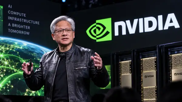Jensen Huang, PDG de Nvidia, lors d’une présentation consacrée à l’intelligence artificielle et aux infrastructures de calcul, devant l’identité visuelle Nvidia et des équipements de data center.