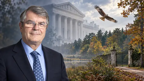 Illustration en photomontage représentant Olivier Bouygues en costume sombre et lunettes, devant un palais de justice symbolique, une forêt automnale et le portail d’un domaine privé. Un rapace vole au-dessus du paysage, évoquant l’affaire de destruction d’espèces protégées dans son domaine de chasse en Sologne.