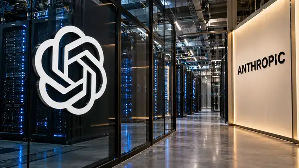 le logo blanc d’OpenAI sur une paroi vitrée à gauche et le nom Anthropic sur un panneau clair à droite, dans un décor de centre de données avec des rangées de serveurs éclairées en bleu. Le visuel représente la concurrence entre les deux entreprises pour financer les infrastructures d’IA, dans le contexte de la levée de fonds envisagée par OpenAI.