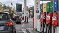 Station-service en France touchée par une pénurie de carburant, avec plusieurs pompes à essence et diesel signalées hors service, des automobilistes en attente et une file de véhicules devant les distributeurs.