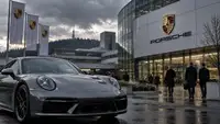 Porsche devant un site du constructeur en Allemagne alors que la marque pourrait supprimer 4 100 postes supplémentaires dans le cadre de sa restructuration