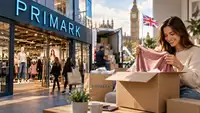 Magasin Primark et cliente ouvrant un colis de vêtements à domicile au Royaume-Uni, illustrant le lancement de la livraison à domicile et le virage de Primark vers l’e-commerce.
