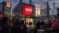 Siège de SFR au centre d’une scène représentant le projet de rachat de l’opérateur par Orange, Free et Bouygues Telecom, avec les logos des quatre groupes, des infrastructures télécoms et des salariés de SFR réunis devant le bâtiment sur fond de tensions sociales.