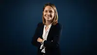 Portrait de Maëlle Delannée, directrice des ressources humaines et RSE de 4CAD Group, souriante et les bras croisés, en veste bleu marine sur fond bleu sombre. Elle signe une tribune sur l’attractivité des ETI industrielles, le recrutement des talents tech et les perspectives de carrière dans l’industrie.