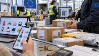 Agent des douanes procédant au contrôle de colis issus du commerce électronique international dans un centre logistique européen. Plusieurs cartons et petits colis d'importation sont inspectés à l'aide d'un lecteur de codes-barres, tandis qu'un ordinateur portable et un smartphone affichent des interfaces de boutiques en ligne proposant vêtements, accessoires et objets de consommation. Des pièces en euros et un drapeau de l'Union européenne illustrent les nouveaux frais de traitement douanier de 2 euros applicables à partir du 1er novembre 2026 aux importations concernées, notamment celles réalisées via Temu, Shein et AliExpress.
