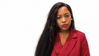 Portrait professionnel de Varvara Alfred, fondatrice de Sina & Prestige, entrepreneuse, consultante et formatrice spécialisée dans les ressources humaines, le management et la formation professionnelle. Vêtue d'une veste rouge sur fond blanc, elle intervient dans une interview accordée à Entreprisma sur le management de la génération Z, les attentes des jeunes salariés, l'évolution des compétences professionnelles, l'utilisation de l'intelligence artificielle au travail et les défis du management intergénérationnel dans les entreprises françaises.