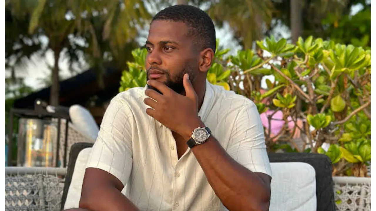 Portrait de Yomi Denzel illustrant son parcours entrepreneurial, du dropshipping et des formations en ligne avec Mindeo jusqu’à sa venue au ZEvent 2026.