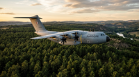 Avion militaire A400M incendies larguant 20 000 litres d'eau au-dessus de la forêt en Gironde.