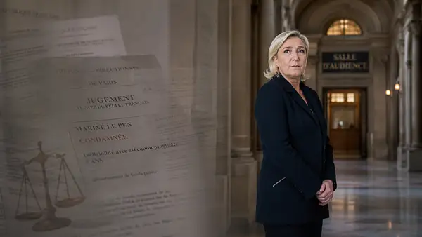 Illustration éditoriale réaliste représentant Marine Le Pen debout dans un couloir de tribunal, avec en arrière-plan une salle d’audience, des documents de jugement, une balance de justice et des références à une condamnation judiciaire, dans un style presse neutre et institutionnel.