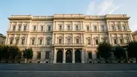 Illustration d'une balance de justice avec des symboles bancaires, représentant la décision antitrust italienne bloquant une fusion.