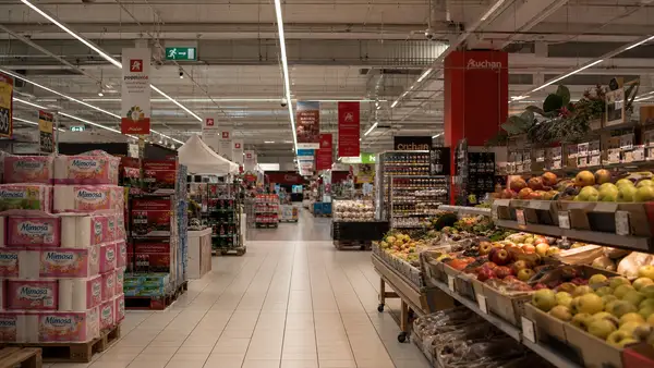 Auchan plan social : Conseil d’État et suppressions de postes en 2026