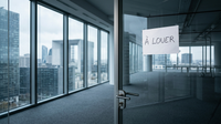 Un dirigeant de PME analysant un contrat de bail commercial et des indicateurs financiers de loyers.