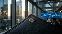 Illustration d'un produit de luxe avec un QR code ou une puce NFC, symbolisant l'authentification par la blockchain pour les PME.