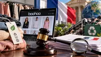 Illustration de la sanction de Boohoo par la DGCCRF en France, avec boutique de vêtements en ligne Boohoo, textiles de fast fashion, marteau de justice et documents de contrôle symbolisant l’amende de 224 950 euros et les obligations d’information environnementale applicables aux produits textiles.