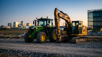Un tracteur agricole et une pelleteuse de chantier, symbolisant les PME du BTP et agricoles, face à une pompe à carburants affichant une hausse des prix, illustrant la fin des aides.