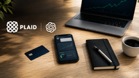 Vue de dessus d’un bureau professionnel minimaliste en bois clair avec smartphone affichant une interface IA financière, carte bancaire bleu profond, carnet noir et café, accompagné des logos Plaid et OpenAI. Ambiance fintech premium inspirée des médias économiques, lumière naturelle douce, ordinateur portable avec graphique boursier en arrière-plan flou, composition éditoriale moderne en format 16:9.