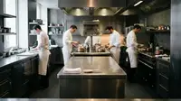 Un dirigeant de PME en cuisine professionnelle illustrant le concept de Chef étoilé RH et de management agile.