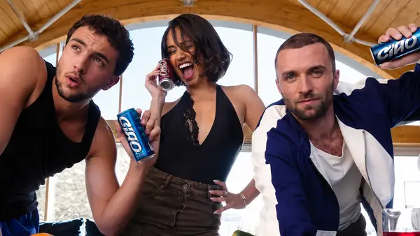 Squeezie, Léna Situations et Inoxtag posent avec les canettes de CIO Energy lors d’une campagne promotionnelle de la marque française de boissons énergisantes sans sucre, dans un décor moderne et lumineux. Image repris de plusieurs sources comme BPI France et des Instagram respectifs des influenceurs.