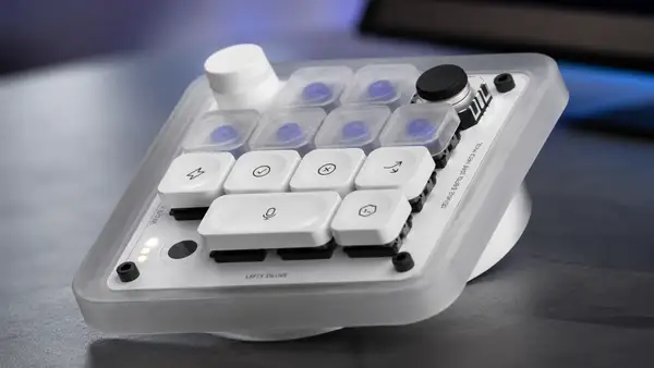 Image du Codex Micro, le premier objet physique OpenAI, un clavier compact en polycarbonate et aluminium avec des touches mécaniques, un joystick et une molette, posé sur un bureau.