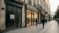 Dirigeant de PME analysant le commerce français en période de crise technologique.