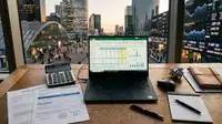 Illustration d'un micro-entrepreneur jonglant avec des documents administratifs et des chiffres, symbolisant la complexité des cotisations URSSAF micro-entreprise et des revenus mixtes.