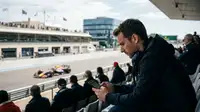Un pilote de Formule 1 sur un circuit, avec des éléments de cybersécurité superposés, symbolisant la protection des fans F1 contre les menaces numériques.