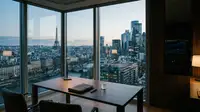 Un entrepreneur français regardant vers la skyline de New York, symbolisant le départ des fondateurs et l'attrait américain face aux défis français.