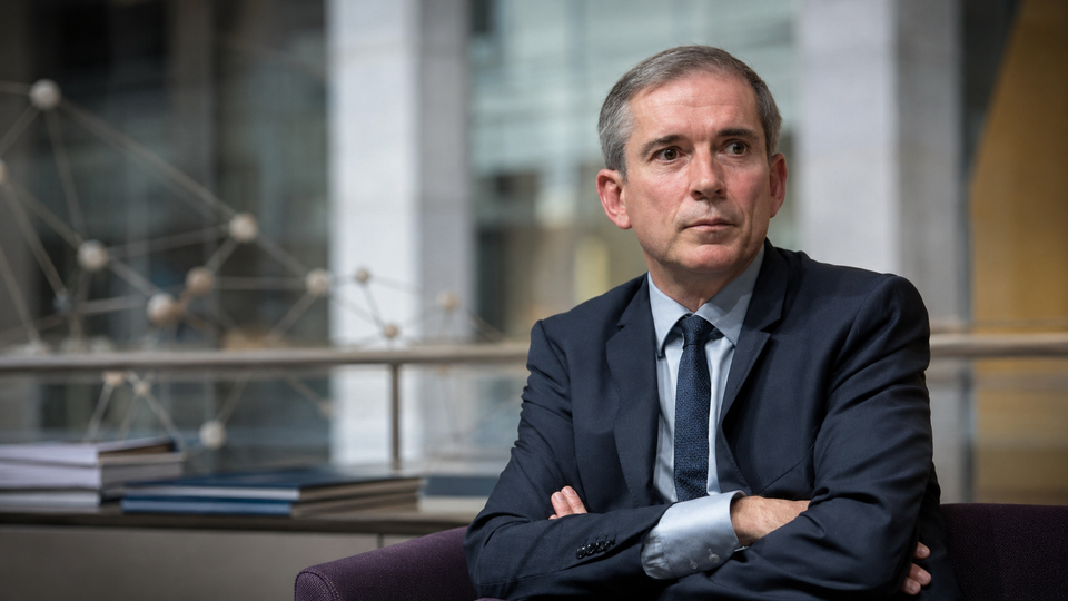 Dominique Libault dans un décor évoquant la protection sociale française.