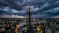 Antennes mobiles sous un ciel d'orage illustrant l'Espagne plan anti black-out.