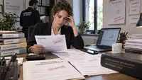 Dirigeante d’entreprise examinant une facture impayée et une ordonnance d’injonction de payer dans un bureau, illustration du nouveau délai de trois mois applicable au recouvrement des créances depuis septembre 2026.