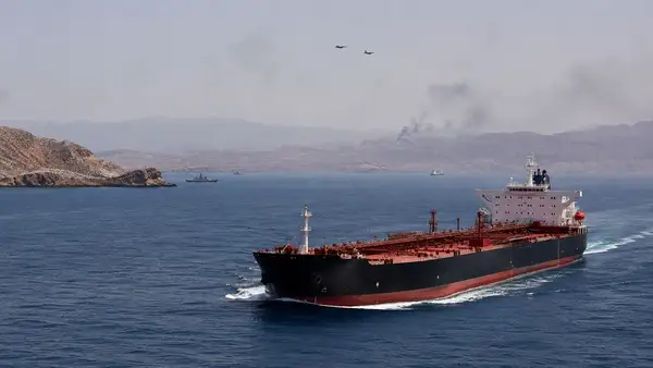 Pétrolier traversant le détroit d’Ormuz sous surveillance militaire, sur fond de tensions géopolitiques.