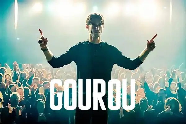 Pierre Niney dans le rôle de Coach Matt dans le film Gourou de Yann Gozlan